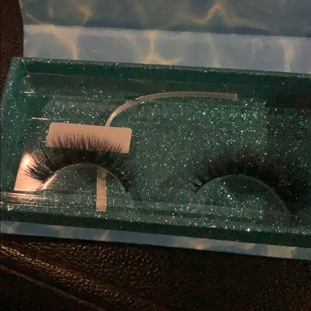 lashes - Picture 2 of 2